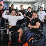 大塚博幸さん（奥中央）が代表を務めるジム「ＲＥＣＯＮ」での練習会に集まった田中翔悟さん（手前左）、光瀬智洋さん（同右）ら＝８月、姫路市