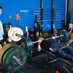 「ＲＥＣＯＮ」でトレーニングする光瀬智洋さん（中央）と、補助する田中翔悟さん（左）＝８月、姫路市