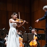 第５８回パガニーニ国際バイオリンコンクール決勝で演奏する吉本梨乃さん＝２５日、イタリア・ジェノバ（（ｃ）Ｐｒｅｍｉｏ　Ｐａｇａｎｉｎｉ-Ｆｏｔｏ　Ｇｉｕｓｙ　Ｌｏｒｅｌｌｉ、共同）