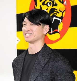 国内ＦＡ権を行使せずに残留することを決め、取材に応じる阪神の近本＝１１日、西宮市