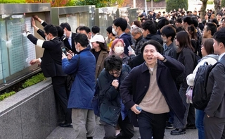 司法試験の合格発表に訪れた人たち＝12日午後、東京・霞が関