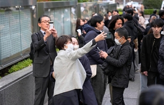 司法試験の合格発表で、記念撮影する人たち＝12日午後、東京・霞が関