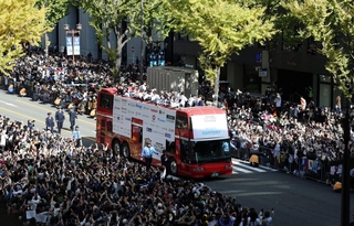 ３号車に乗車する選手たちに大歓声を浴びせる沿道のファン＝大阪市内（撮影・中田匡峻）