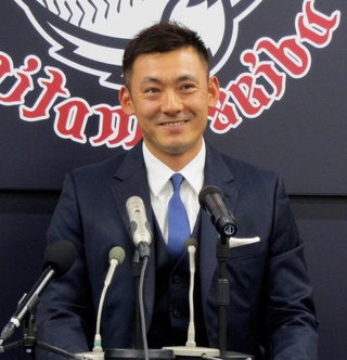 来季限りでの現役引退を表明する西武の栗山＝２４日、埼玉県所沢市