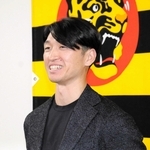 国内ＦＡ権を行使せずに残留することを決め、取材に応じる阪神の近本＝１１日、西宮市