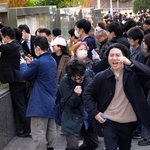 司法試験の合格発表に訪れた人たち＝12日午後、東京・霞が関