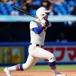 英明戦の３回、神戸国際大付の川中が先制の２点本塁打を放つ