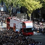 ３号車に乗車する選手たちに大歓声を浴びせる沿道のファン＝大阪市内（撮影・中田匡峻）