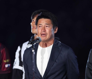 ホーム最終戦後、セレモニーで声を震わせて退任を明かした神戸の吉田孝行監督＝１１月３０日、ノエビアスタジアム神戸（撮影・丸山桃奈）