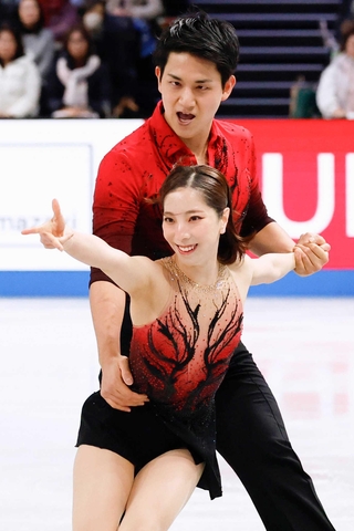 ペアＳＰ　演技する三浦璃来（手前）、木原龍一組