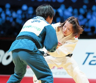 女子５２キロ級決勝、坪根菜々子（左）を攻める阿部詩