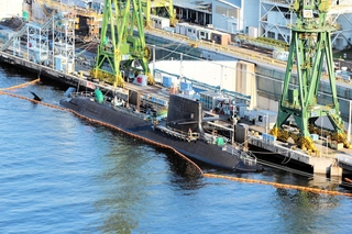 点検・修理のために係留された潜水艦＝２０２４年９月、神戸市中央区東川崎町