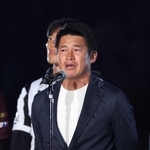 ホーム最終戦後、セレモニーで声を震わせて退任を明かした神戸の吉田孝行監督＝１１月３０日、ノエビアスタジアム神戸（撮影・丸山桃奈）