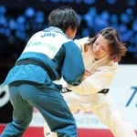 女子５２キロ級決勝、坪根菜々子（左）を攻める阿部詩