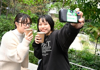 「写ルンです」で自撮りする松下美咲さん（右）。左は友人の岩渕亜由さん