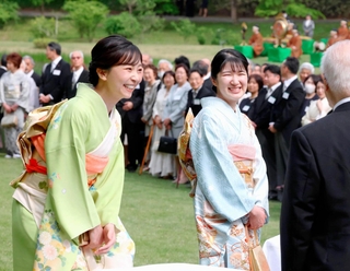 春の園遊会で招待者と懇談される愛子さまと佳子さま＝東京・元赤坂の赤坂御苑