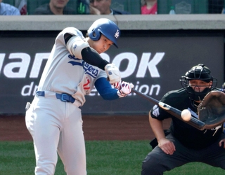 レギュラーシーズンで55号ソロを放つドジャース・大谷（共同）