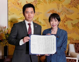 署名した連立政権合意書を報道陣に示す自民党の高市早苗総裁（右）と日本維新の会の吉村洋文代表＝２０２５年１０月、国会