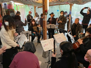 演奏するアミーキティア管弦楽団＝大阪市西成区