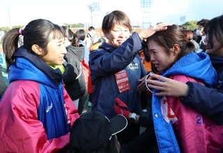 競り負けて２位でゴールし、涙するアンカー永長里緒（手前右から２人目）に声をかける田中希実（左端）＝撮影・丸山桃奈