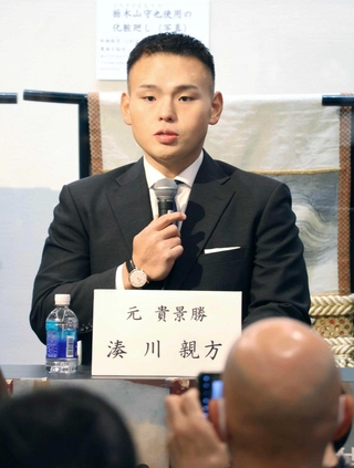 トークイベントに臨む湊川親方＝１２日、東京・両国国技館