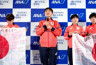 ミラノ・コルティナ冬季五輪に向け出発前に、あいさつするフィギュアスケート女子の坂本花織＝２９日未明、羽田空港