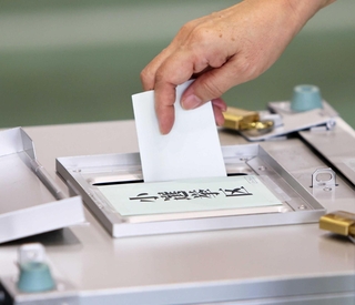 ２０２４年の衆院選で一票を投じる有権者＝神戸市内