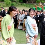 春の園遊会で招待者と懇談される愛子さまと佳子さま＝東京・元赤坂の赤坂御苑