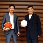 記念写真に納まるＪリーグの野々村芳和チェアマン（右）とＢリーグの島田慎二チェアマン