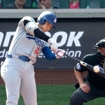 レギュラーシーズンで55号ソロを放つドジャース・大谷（共同）