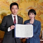 署名した連立政権合意書を報道陣に示す自民党の高市早苗総裁（右）と日本維新の会の吉村洋文代表＝２０２５年１０月、国会