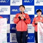 ミラノ・コルティナ冬季五輪に向け出発前に、あいさつするフィギュアスケート女子の坂本花織＝２９日未明、羽田空港