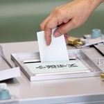 ２０２４年の衆院選で一票を投じる有権者＝神戸市内