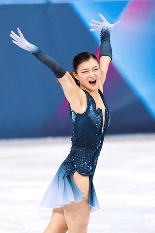 団体女子ＳＰ　演技する坂本花織＝ミラノ