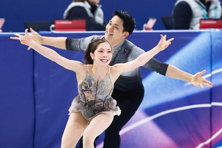 団体ペア・フリー　演技する三浦璃来（手前）、木原龍一組＝ミラノ（共同）