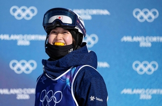 女子モーグル決勝１回目を終え、笑顔を見せる藤木日菜