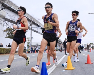 世界新記録で優勝した山西利和（中央）＝神戸市東灘区、六甲アイランド甲南大周辺コース（撮影・鈴木雅之）