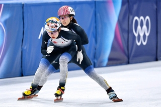 女子３０００メートルリレー予選　長森遥南（奥）からタッチを受ける金井莉佳（共同）