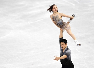 フィギュアスケートペア・フリーで演技する三浦璃来（上）、木原龍一組＝ミラノ（共同）
