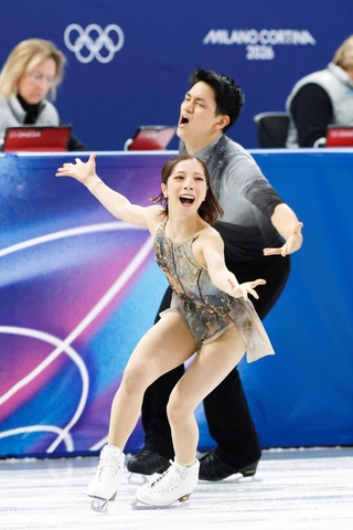 ペア・フリー　演技する三浦璃来、木原龍一組＝ミラノ（共同）