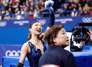 ミラノ・コルティナ冬季五輪のフィギュアスケート女子ＳＰの演技を終え、観客に手を振る坂本花織＝１７日、イタリア・ミラノ（共同）