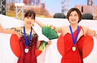 フィギュアスケートの国際大会で優勝した坂本花織（右）と２位の三原舞依＝２０２３年２月、オランダ・ティルブルフ（共同）