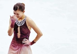 フィギュアスケート女子フリーの演技を終え、目頭を押さえてリンクを後にする坂本花織＝ミラノ（共同）