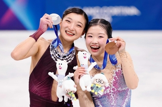 女子で銀メダルを獲得した坂本花織（左）と銅メダルの中井亜美＝ミラノ（共同）