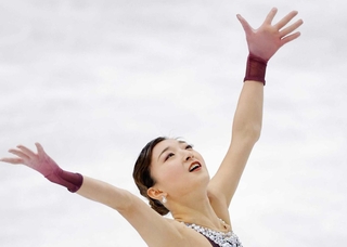 フィギュアスケート女子フリーで演技する坂本花織＝ミラノ（共同）