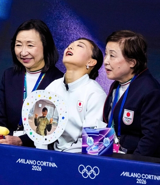 女子フリーの得点を確認し天を仰ぐ坂本花織。右は中野園子コーチ（共同）