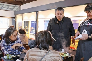 「力貴庵」で接客する（右から）琴光喜さん、貴闘力さん＝１月、栃木県鹿沼市