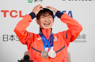 銀メダル獲得から一夜明け、記者会見するフィギュアスケート女子の坂本花織＝２０日、ミラノ（共同）