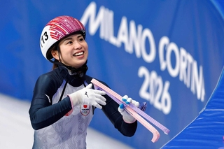 ショートトラック女子１５００メートル予選のレースを終え、笑顔を見せる長森遥南＝ミラノ（共同）
