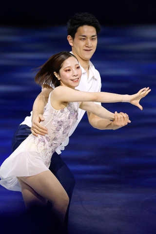 エキシビションで演技するペアの三浦璃来（手前）、木原龍一組＝ミラノ